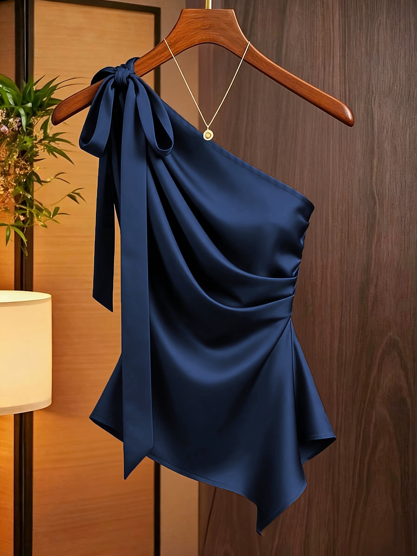 Haut en satin pour femme à épaules dénudées avec détail nœud et taille froncée