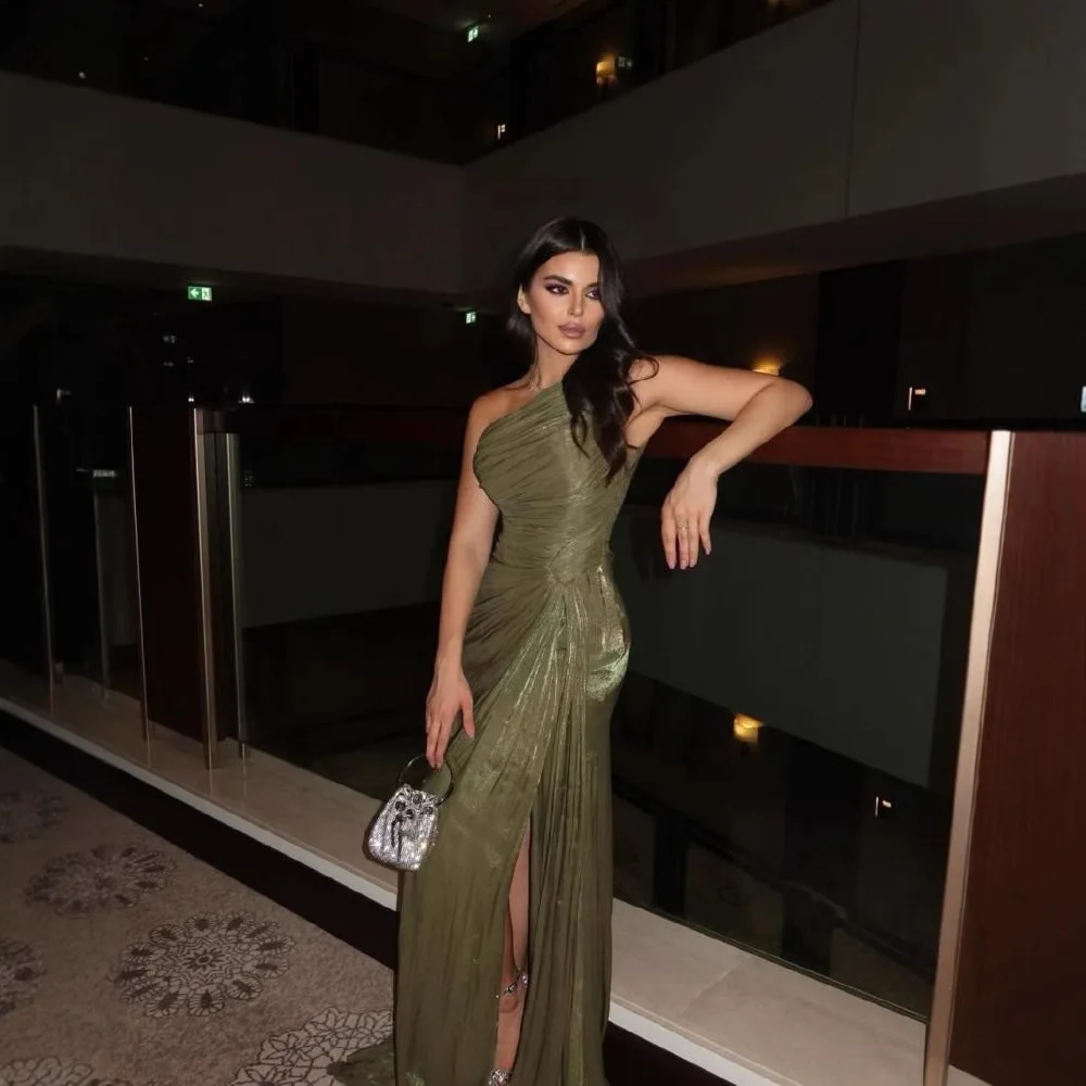 Robe de soirée plissée et corset d'automne et d'hiver avec rubans fluides et détails scintillants pour les femmes en Dubaï et en Turquie