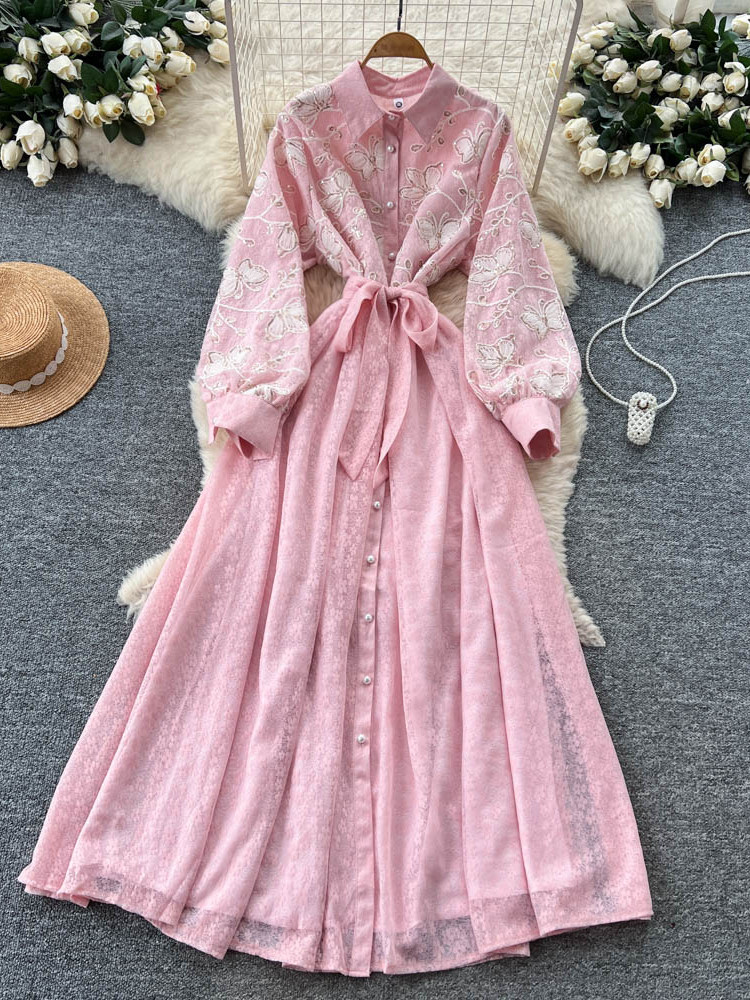 Robe longue vintage française en dentelle brodée à col revers et manches lanternes, coupe ajustée coréenne avec taille en maille pour femme