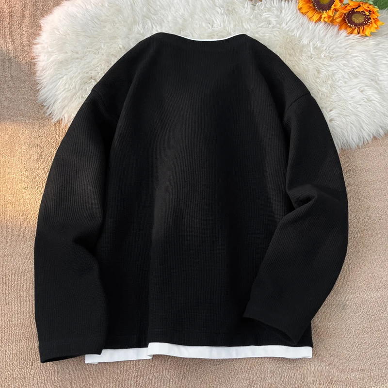 T-shirt décontracté pour homme en maille gaufrée, à effet superposé, manches longues, col en V à encoche, coupe ample, effet deux pièces, pour usage quotidien.