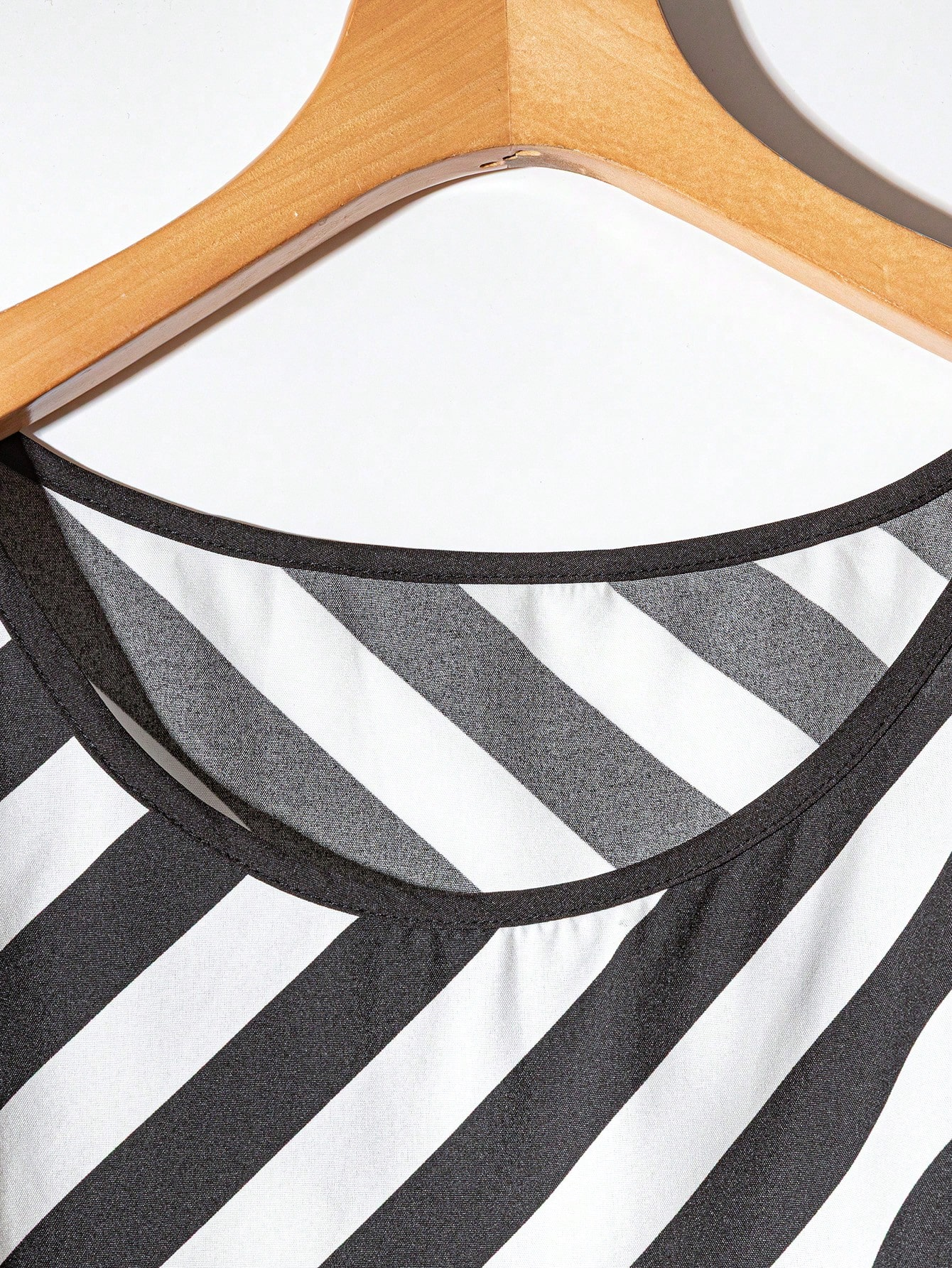 Chemise plissée sans manches à col rond rayée décontractée d'été pour femme