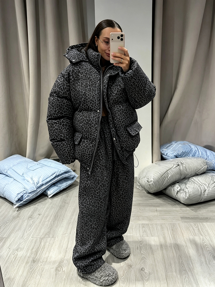 Ensemble 2 pièces pour femmes à imprimé léopard : manteau matelassé à capuche et pantalon à jambes larges, ensemble ample et chaud pour l'hiver, tenue assortie pour femmes.