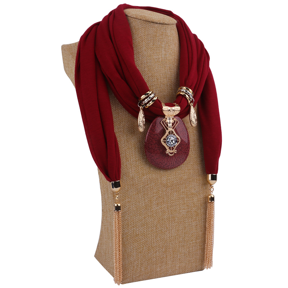 Mode femmes couleur unie gland Wrap écharpe multi-style décoratif bijoux collier pendentif écharpe Hijabs Femme foulards