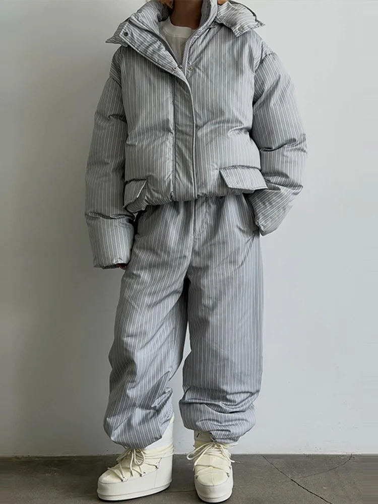 Ensemble décontracté à rayures pour femme avec chapeau, manteau rembourré en coton à manches longues, pantalon droit, ensemble ample pour femme, costume d'automne-hiver 2026.