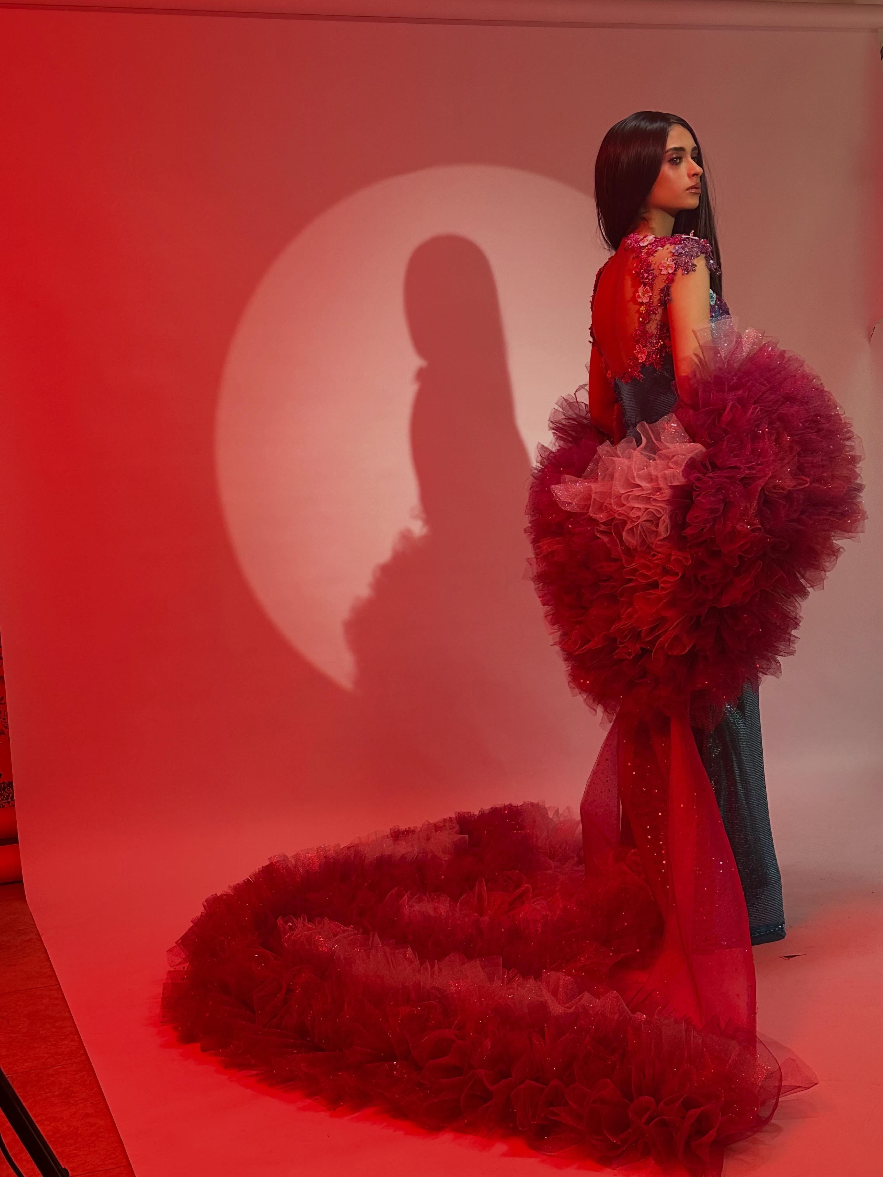 Cape en tulle pour femme, châle à volants, manches ballon, rouge bordeaux, élégante, longueur ras du sol, à sequins scintillants, pour soirée ou mariée, coupe oversize