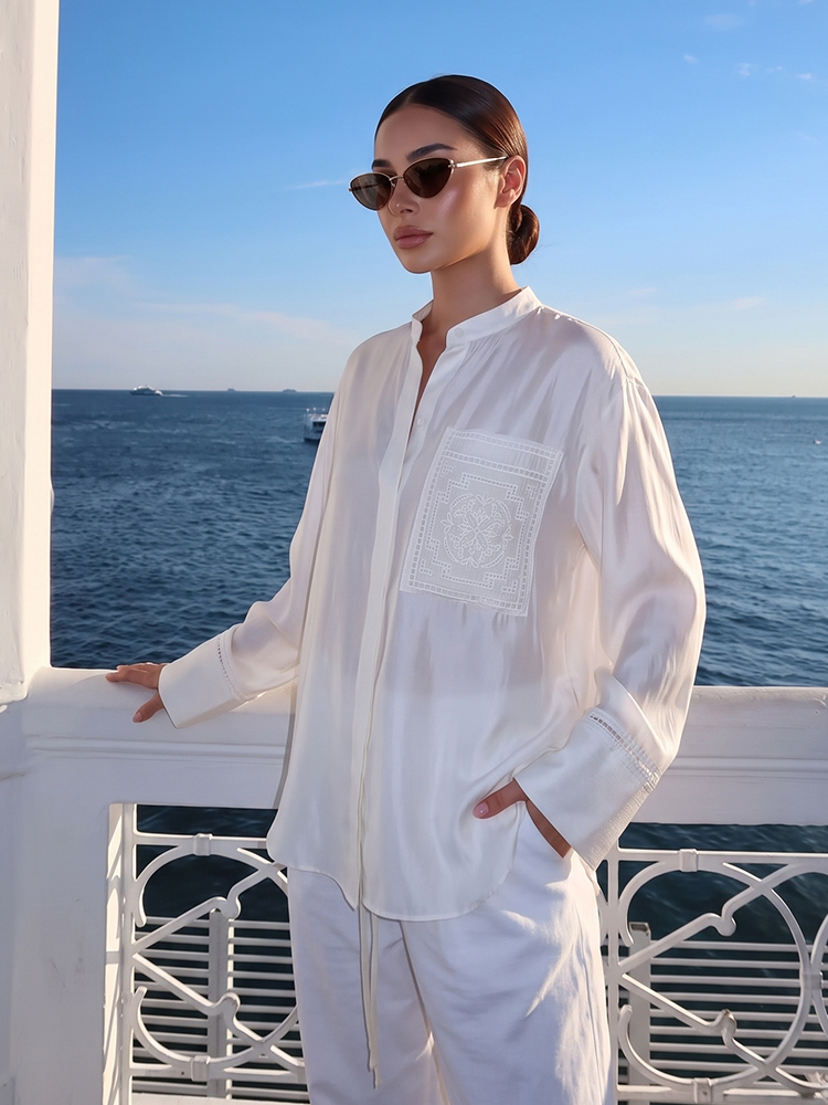 Chemisier Élégant en Satin Brodé pour Femme HH – Collection Été 2026 – Col Montant, Manches Longues, Poches Brodéées – Blouse Chic et Légère pour le Quotidien