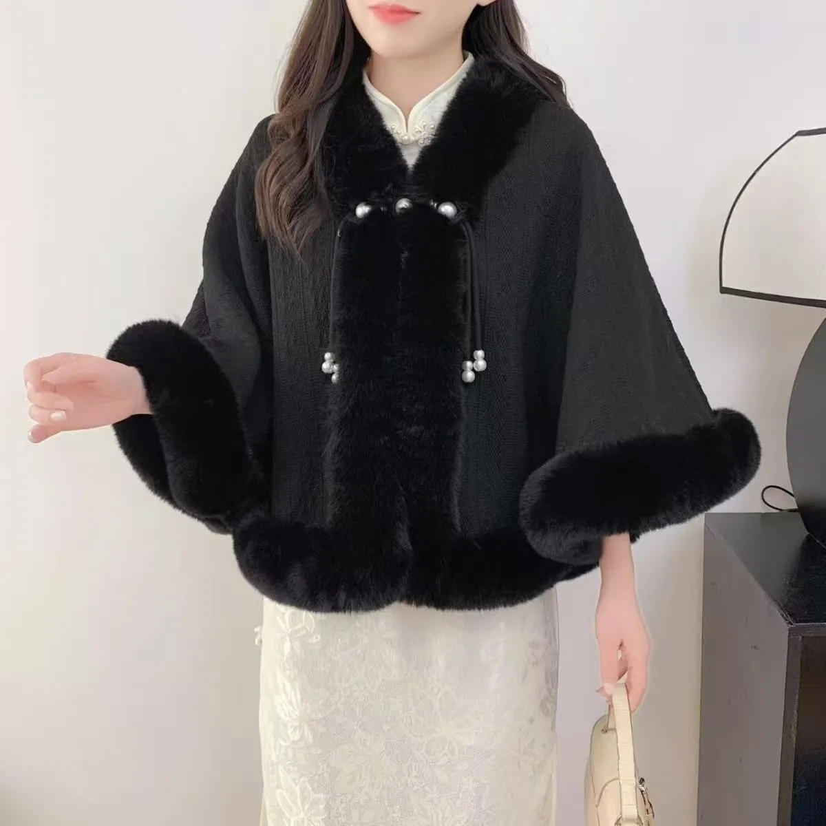 Manteau Cape Élégant Noir et Blanc pour Femme, Col en Fourrure, Automne Hiver, Chaud, Style Artistique, Épais et Polyvalent
