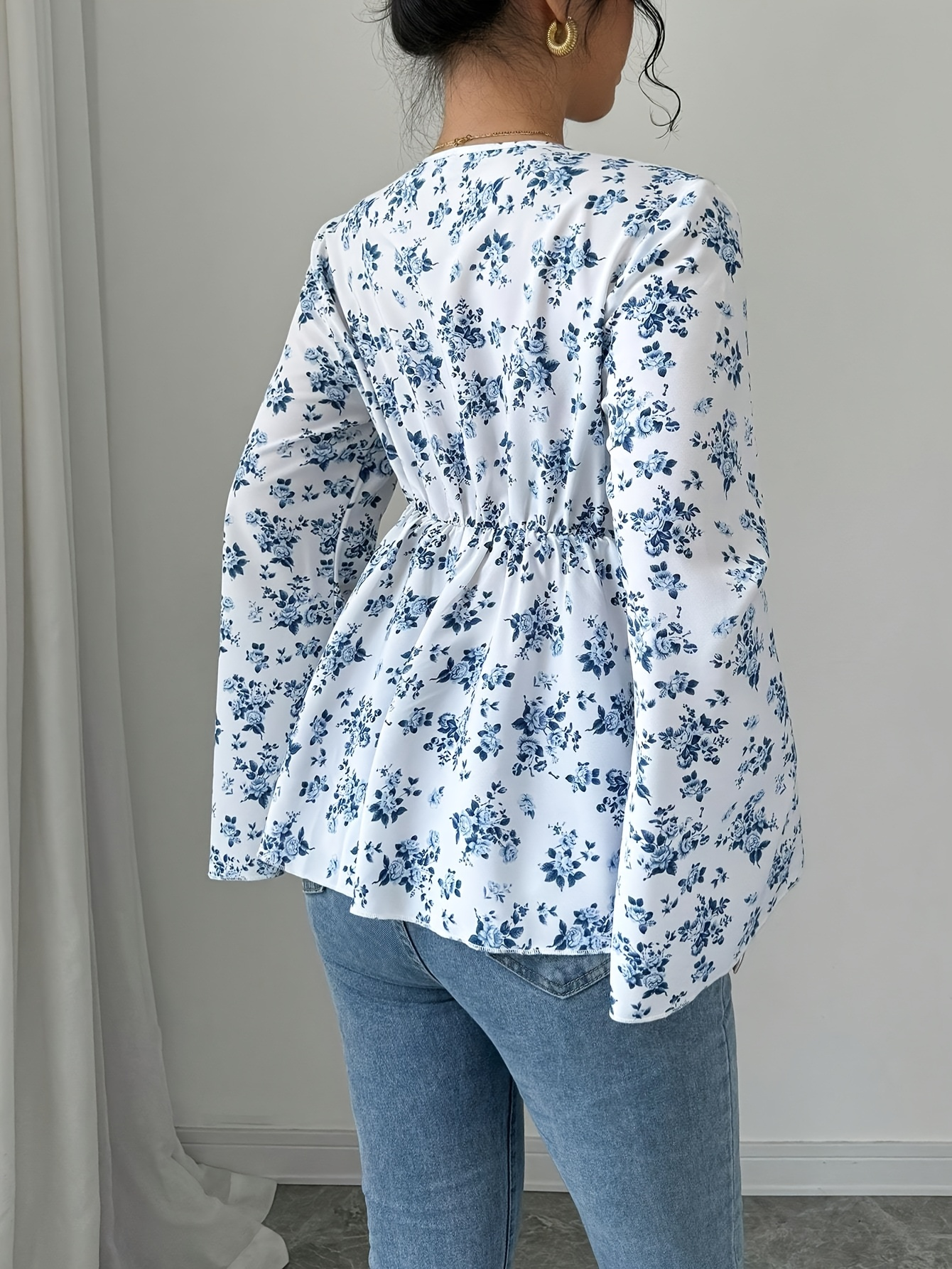 Vêtements pour femmes avec un col en V, une coupe ajustée, des motifs floraux délicats, des manches longues et un style polyvalent adapté aux femmes