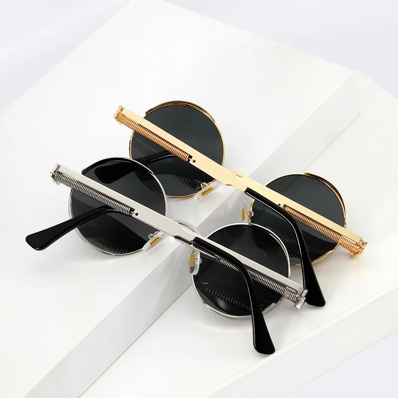 Lunettes de soleil rétro à monture ronde avec charnières à ressort en métal avec lentilles réfléchissantes et colorées dans des lunettes de soleil de style Steampunk
