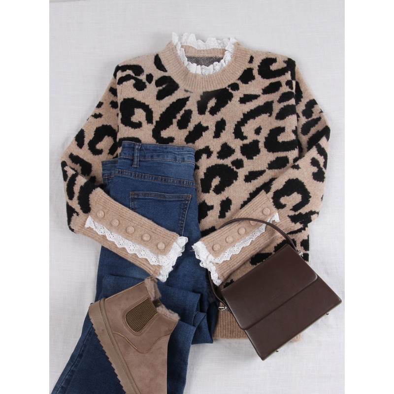 Pull en maille à imprimé léopard pour femme, avec bordure en dentelle, col rond, manches longues et détails boutonnés.
