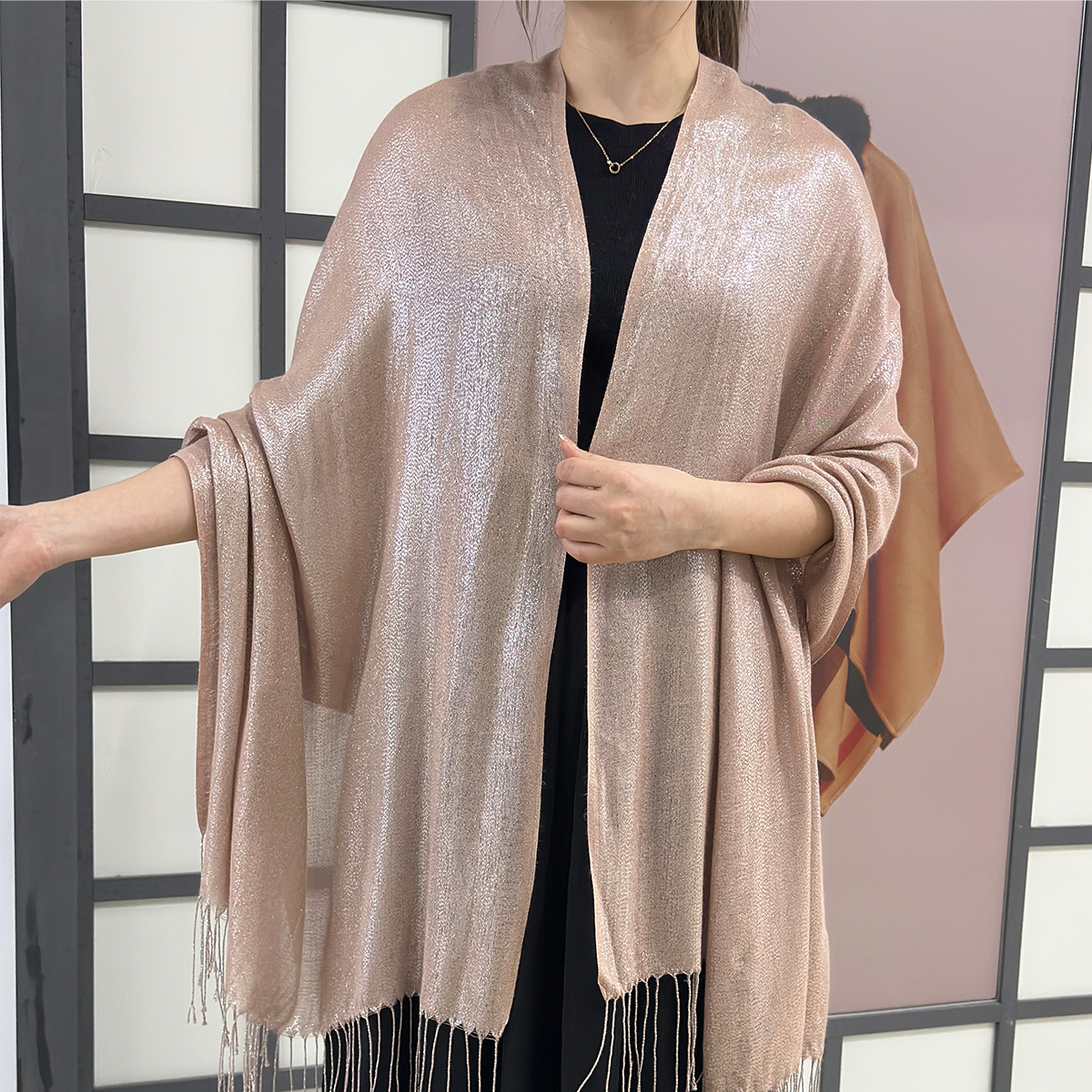 Châle en soie argentée pour femme, design fluide, idéal pour la danse, les dîners et les soirées, écharpe féminine tendance pour l'automne et l'été