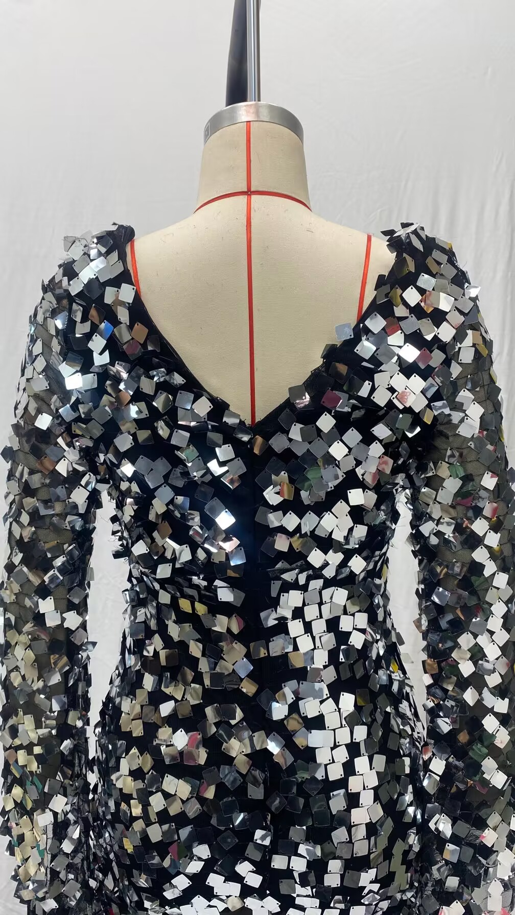 Robe de soirée sirène élégante pour femme, sexy, à col en V, ornée de sequins argentés, moulante, à manches évasées