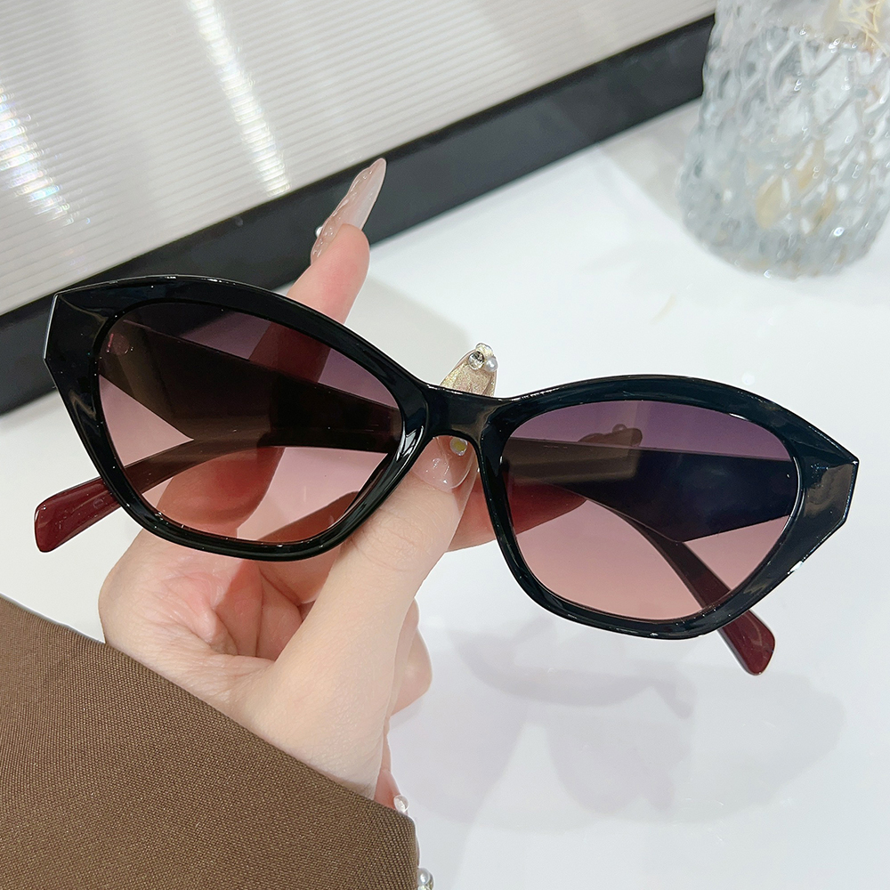 Lunettes à montures originales avec un contour distinctif. La forme géométrique unique, élégante et polyvalente, parfaite pour les sorties quotidiennes