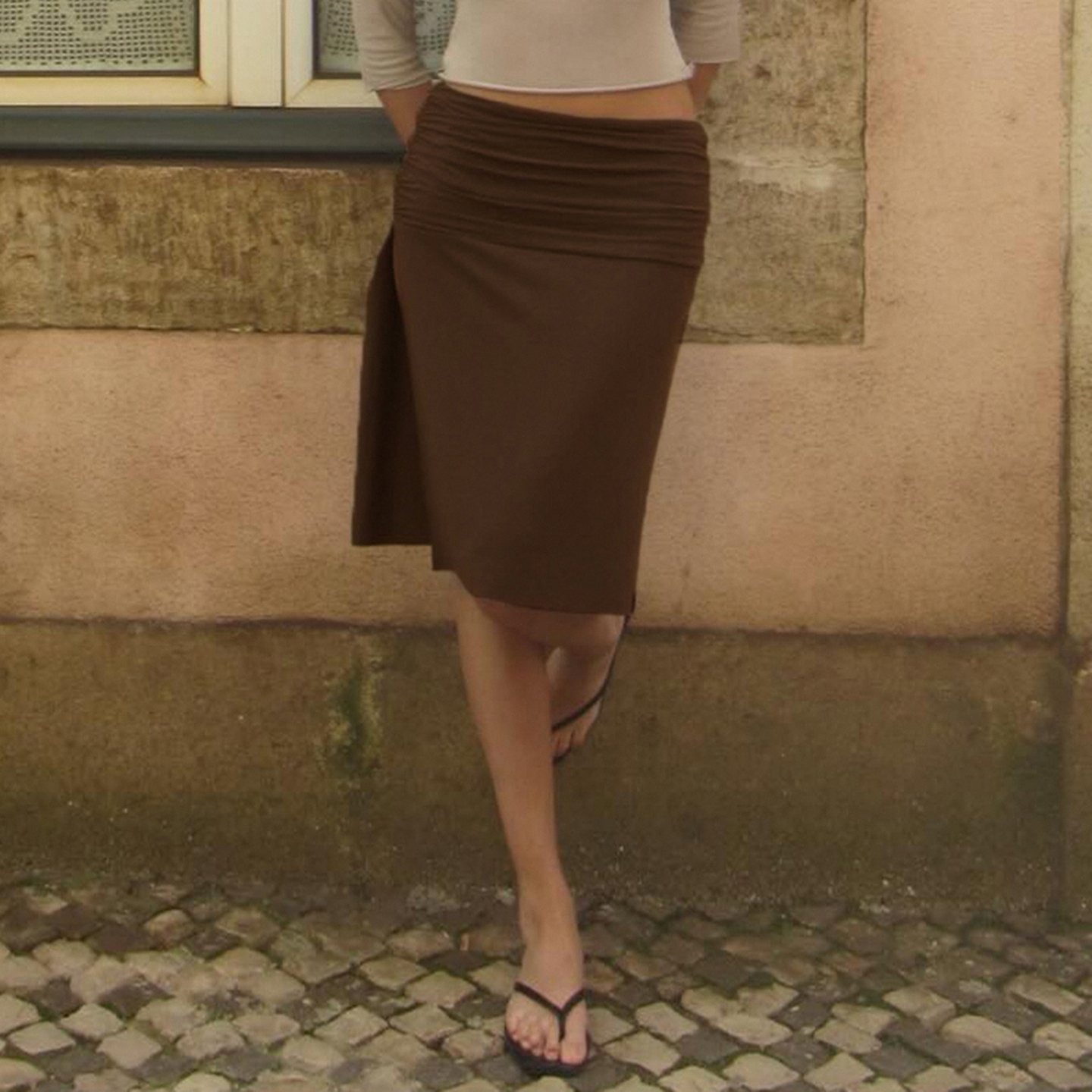 Jupe midi en satin froncée taille basse pour femme avec fente latérale et ourlet asymétrique – Robe de soirée élégante moulante pour club et soirée, chic d'été