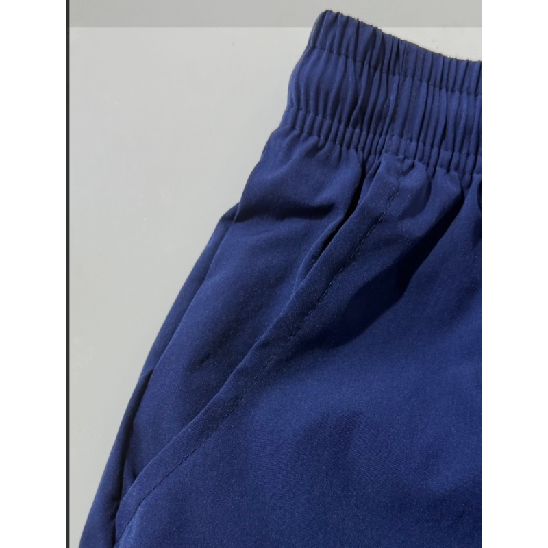 Les shorts d'été pour femmes sont fabriqués en tissu légèrement élastique et confortable. Livré avec une ceinture à cordon et des poches