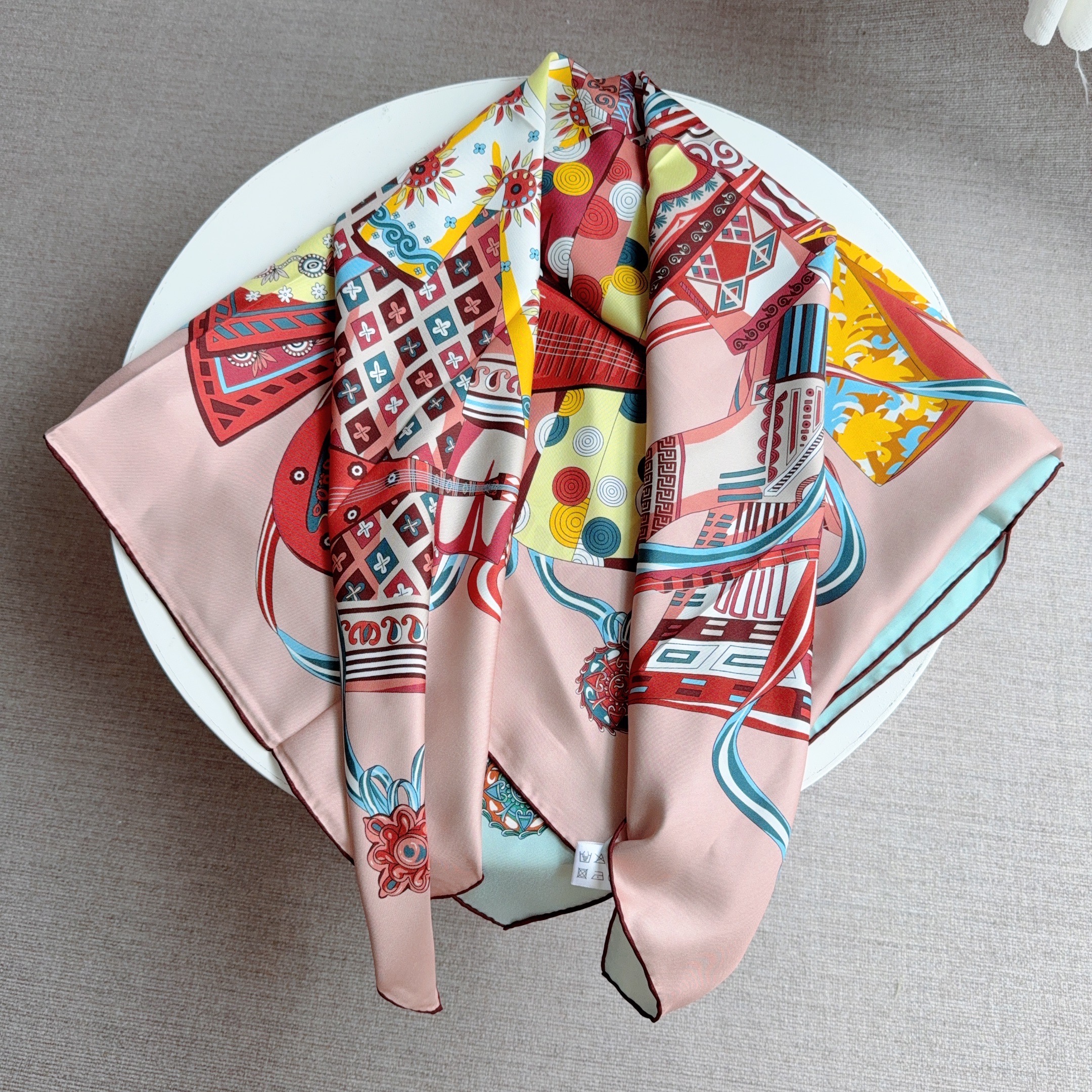 Nouveau Foulard Carré Double Face 90x90cm 100% Soie, Motif Instruments Rétro Classiques, Foulard de Tête Tendance pour Femme, Bandana