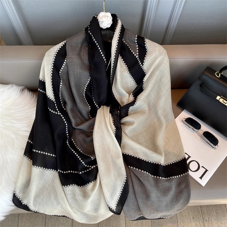 Écharpe d'hiver fine en coton et lin pour femmes, simple et haut de gamme, avec un assortiment de couleurs beige et noir, écharpe-chemise à double usage pour un usage quotidien.