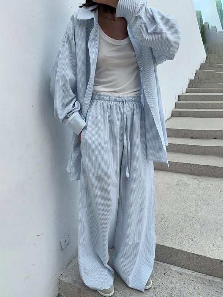 Ensemble deux pièces décontracté pour femme : chemisier à rayures verticales et pantalon à taille élastique, avec chemisier ample à revers et lacets