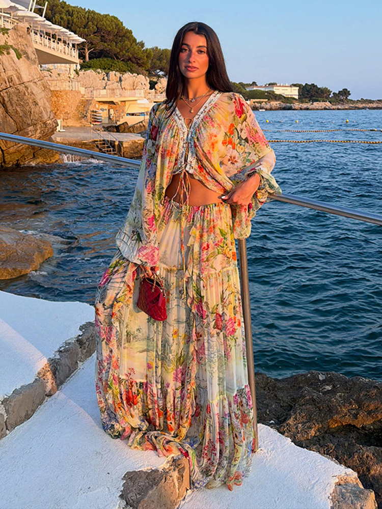 Ensemble assorti bohème à motifs floraux : Crop top à col en V et nœud sur le devant, jupe longue à volants étagés et taille élastique – Tenue de vacances 2 pièces 2026 pour la plage