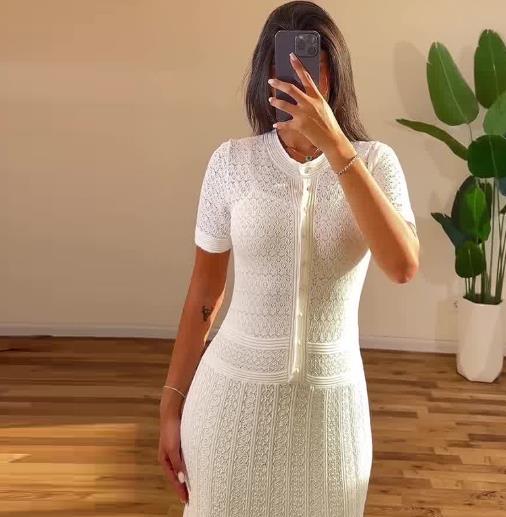 Robes pour femmes 2025 printemps été nouvelle couleur unie col rond manches courtes tricoté décontracté Simple demi bouton conception longue robe