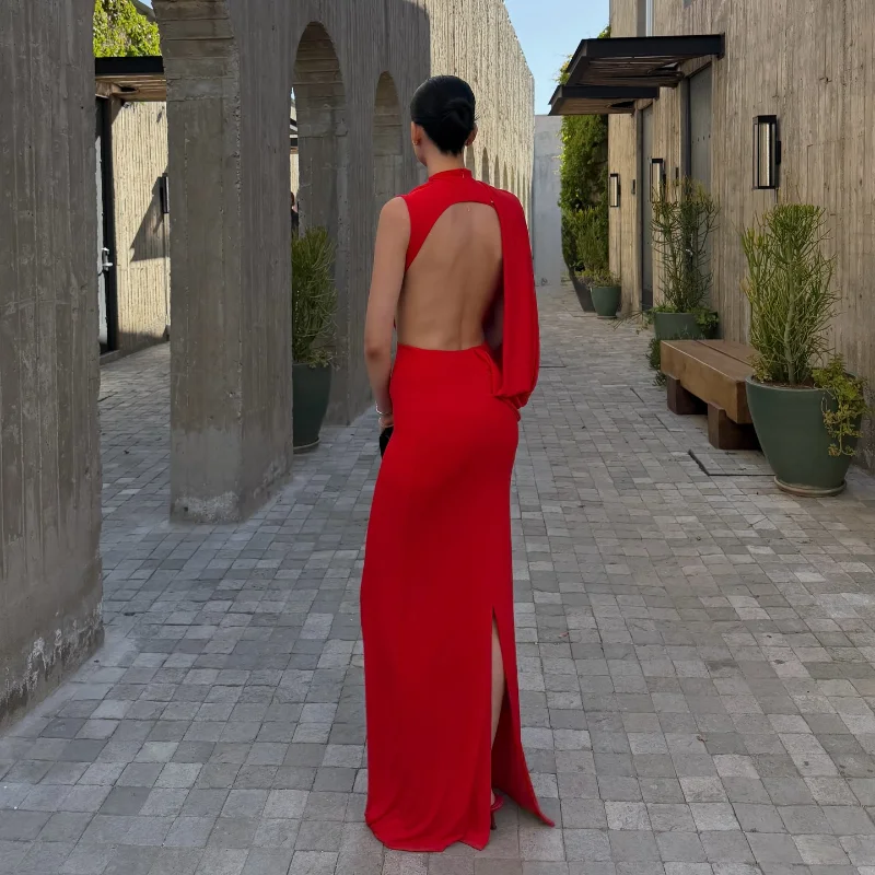 Robe longue asymétrique rouge audacieuse chic, élégante et accrocheuse, drapée, dos ouvert, moulante, pour femme, idéale pour les soirées, style rétro et streetwear.