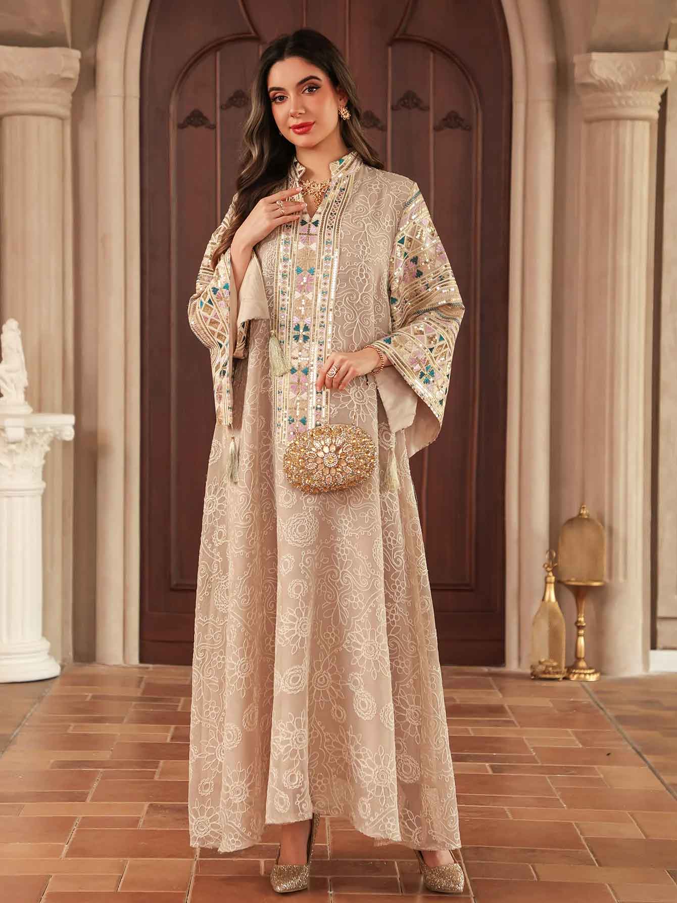 Nouvelle Abaya Islamique Modeste pour Femme, Robe Musulmane Multicolore Brodée et Pailletée Beige, Col Montant Élégant de Dubaï avec Pompon, Collection 2026