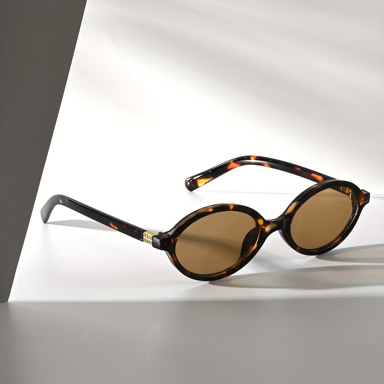 Une paire de lunettes PC ovales rétro pour hommes et femmes, conçues pour les visages fins, polyvalentes pour diverses scènes intérieures.