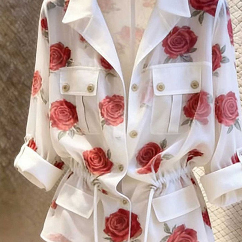 Chemisier pour femme, design élégant, imprimé roses, blanc, nouvelle collection été 2026, manches longues, style col à revers avec ceinture à la taille