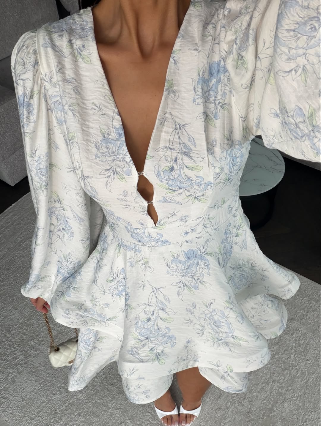 Robe Courte Rose Pâle Imprimée Col Plongeant Chic pour Femme avec Manches Bouffantes, Corset et Volants – Mini-Robe Moulante pour Soirée et Vacances