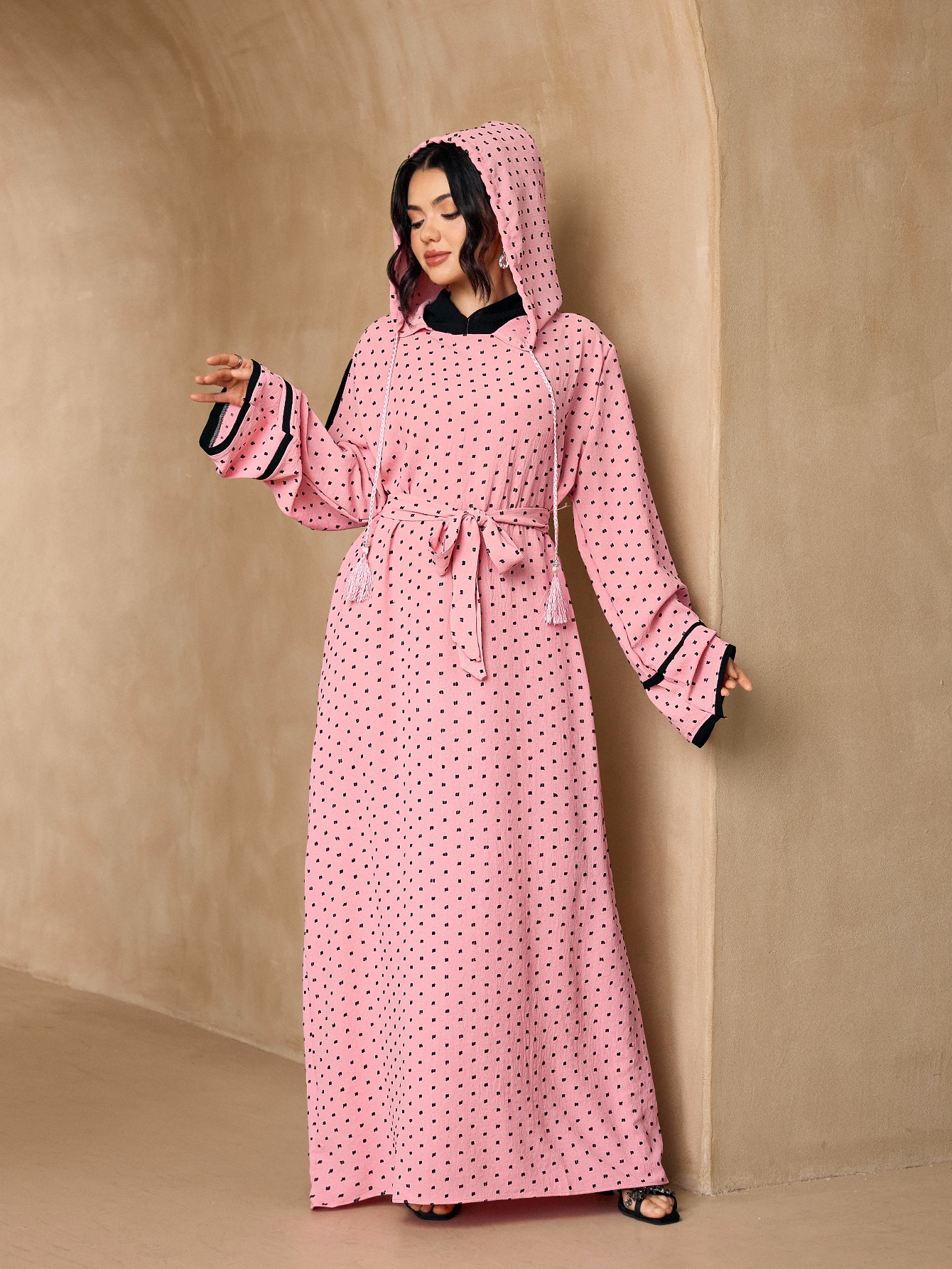 Robe longue Abaya à capuche à pois, avec bordure contrastante, manches évasées et ceinture intégrée, Kaftan modeste pour femmes musulmanes, tenue de tous les jours et de l'Aïd