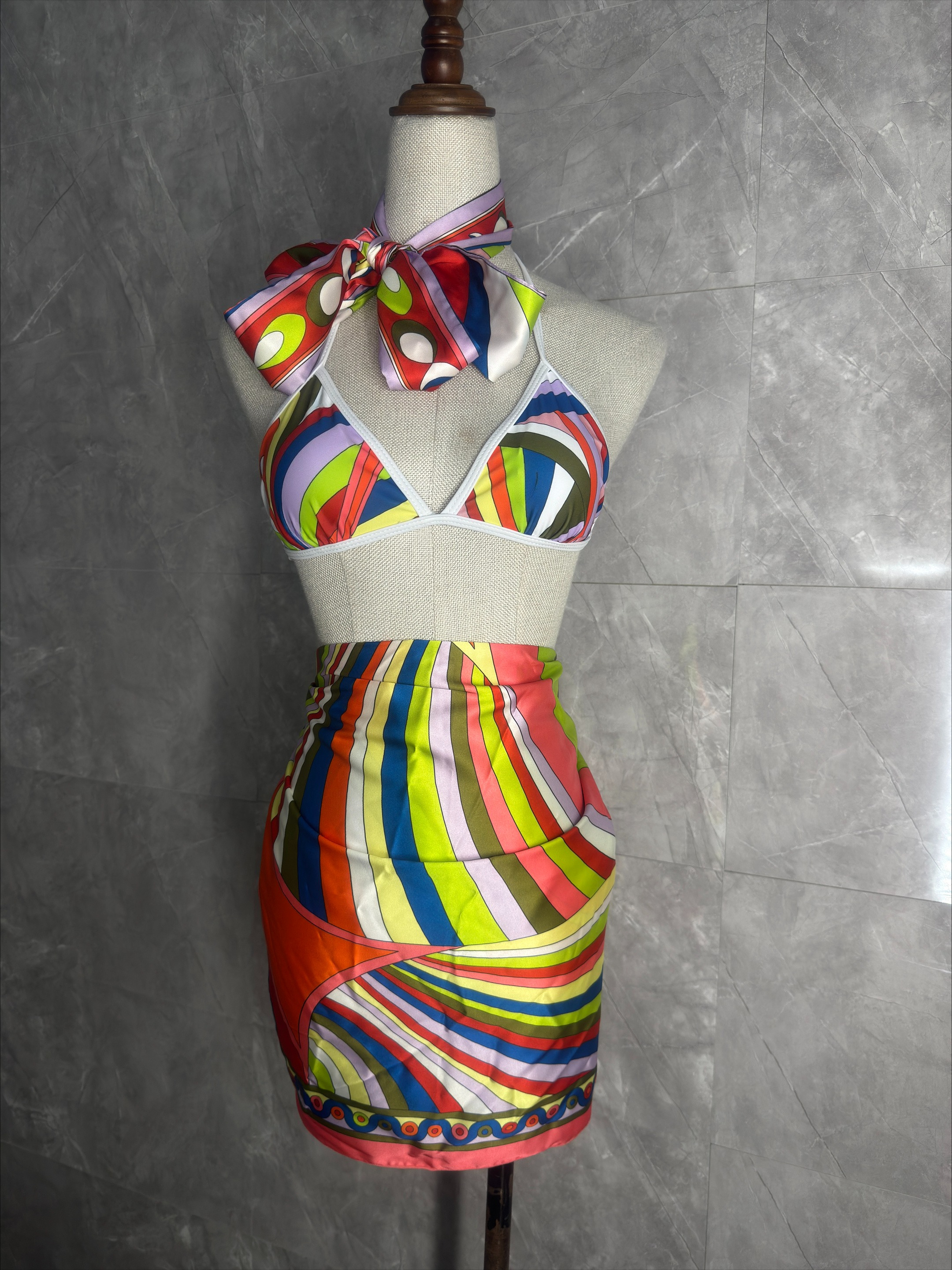 Nouveau Maillot de Bain Femme 2026 au Design Classique avec Bandeau-Foulard et Logo Signature Lettres – Tenue de Plage