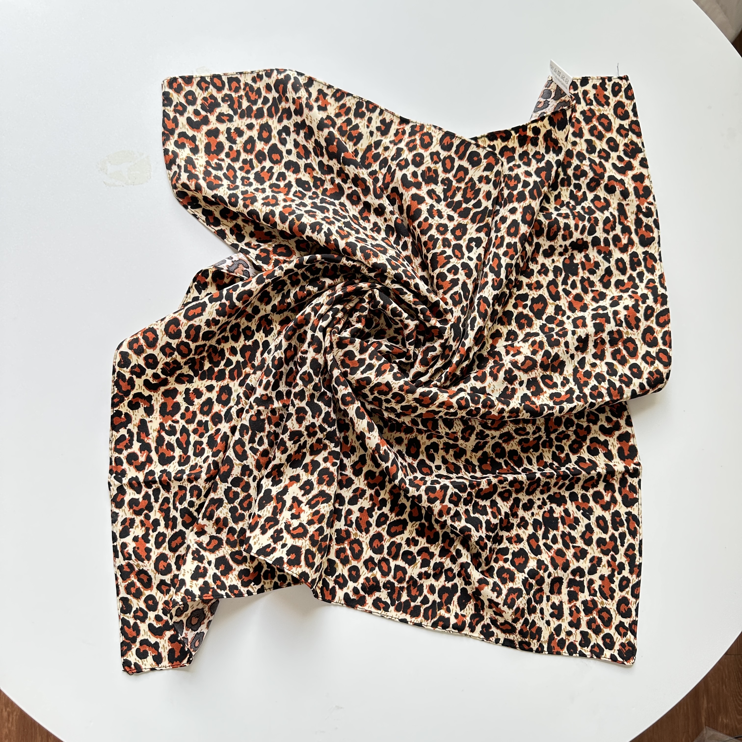 1 écharpe carrée de style bohème de 70 cm à imprimé léopard pour femme, écharpe châle multifonctionnelle décontractée pour le printemps et l'été, adaptée à un usage quotidien et aux sorties