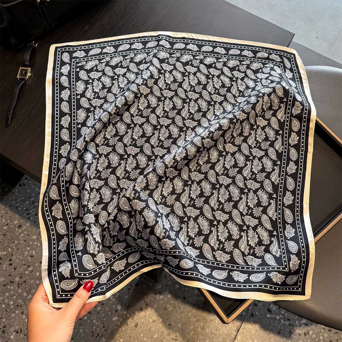 Foulard 100% Soie Bandana Carré Femme Écharpe de Printemps Mode Luxe Haute Qualité Bandeau Hijab Châles 2026