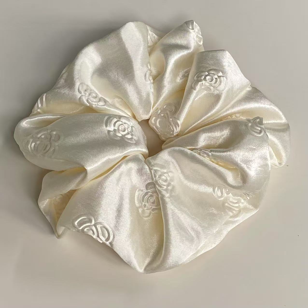 Écharpe carrée en satin blanc crème camélia haut de gamme, style scrunchie, accessoires de cheveux pour femmes, élégance et tempérament