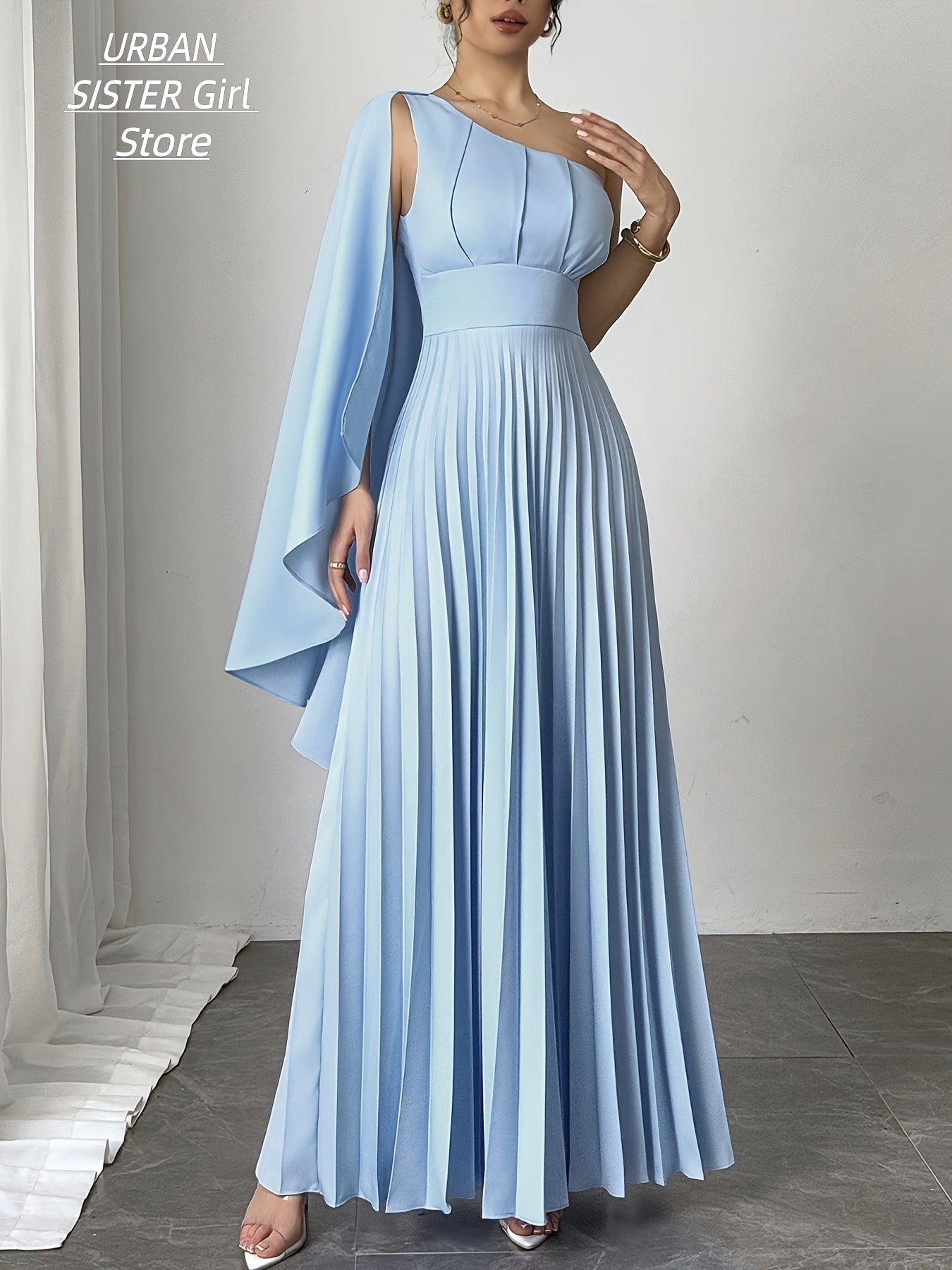 Robe longue, bleu clair, avec cape asymétrique, taille haute, plissée, longueur ras du sol, style élégant et minimaliste de luxe léger, idéale pour mariages, demoiselles d'honneur, invités, remises de diplômes, bals de promo, soirées cocktails, tissu fluide mat infroissable, tenue de soirée formelle pour femme