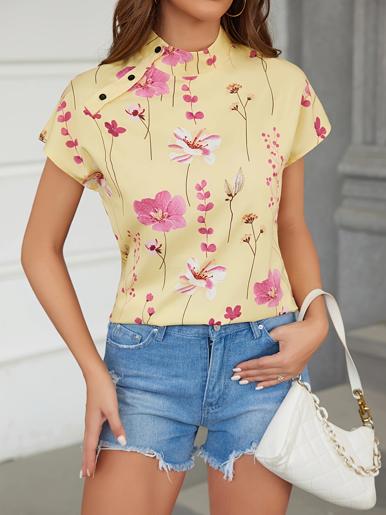 Mode féminine : un design polyvalent à imprimé floral, un haut à manches courtes boutonné à col exquis.