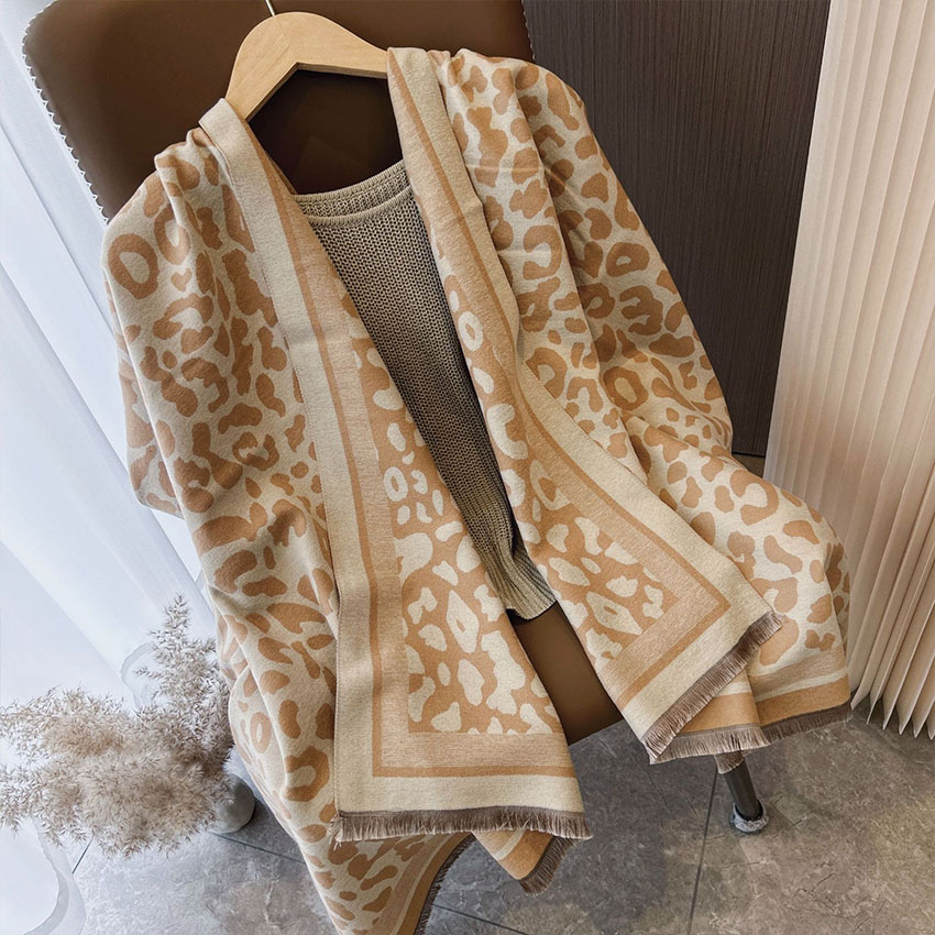 Écharpe double face en imitation cachemire jacquard léopard pour femme, châle chaud léopard assorti aux couleurs à la mode avec pompon, 1 pièce