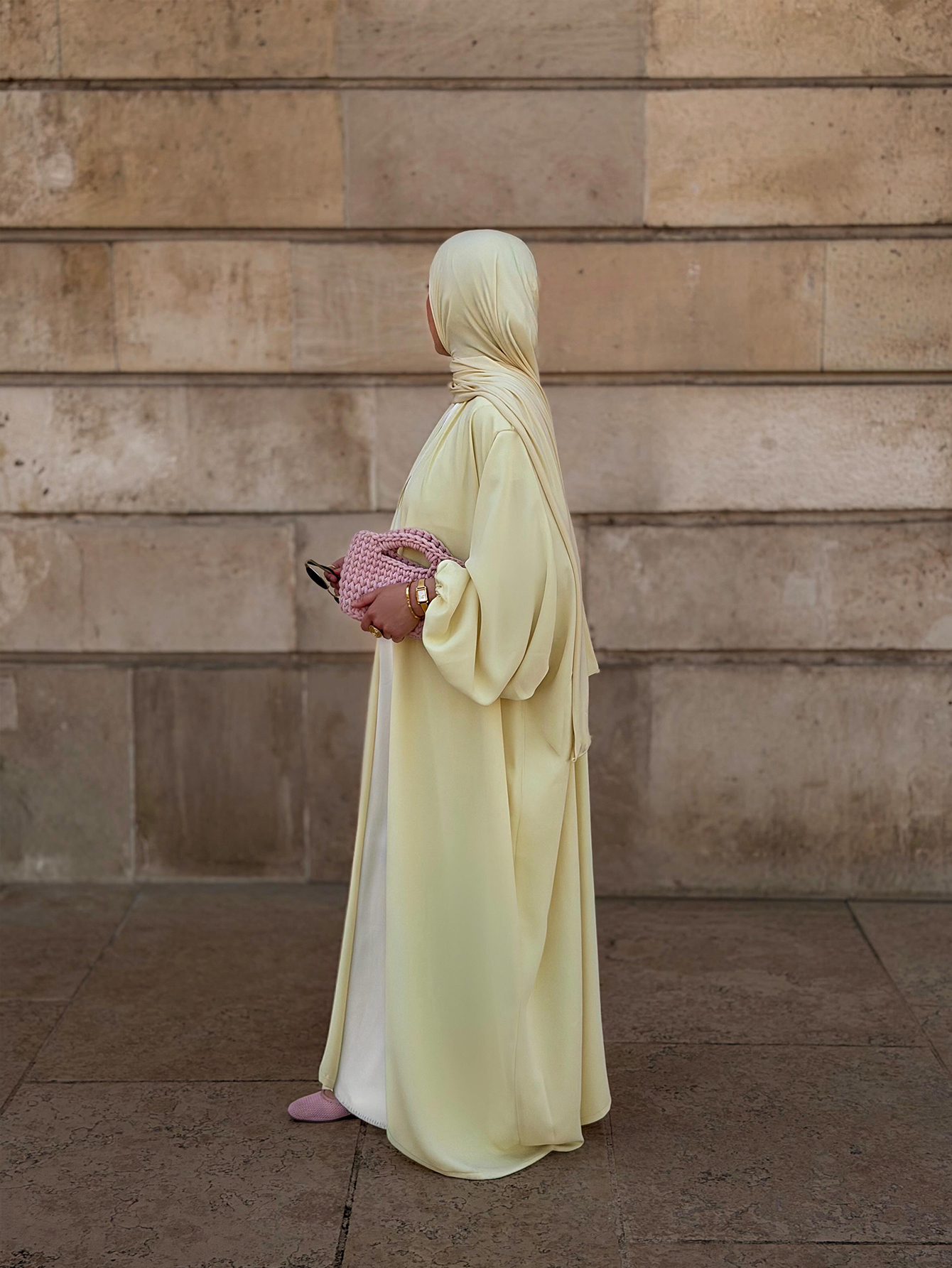Robe élégante pour femmes du Moyen-Orient avec une douce brillance satinée en jaune Abaya Burqa arabe