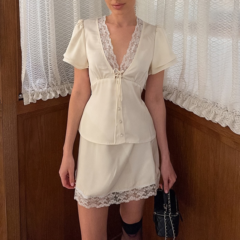 Nouvel ensemble jupe d'été 2 pièces tendance : haut uni à col en V avec patchwork de dentelle et jupe décontractée – Parfait pour les vacances et les soirées