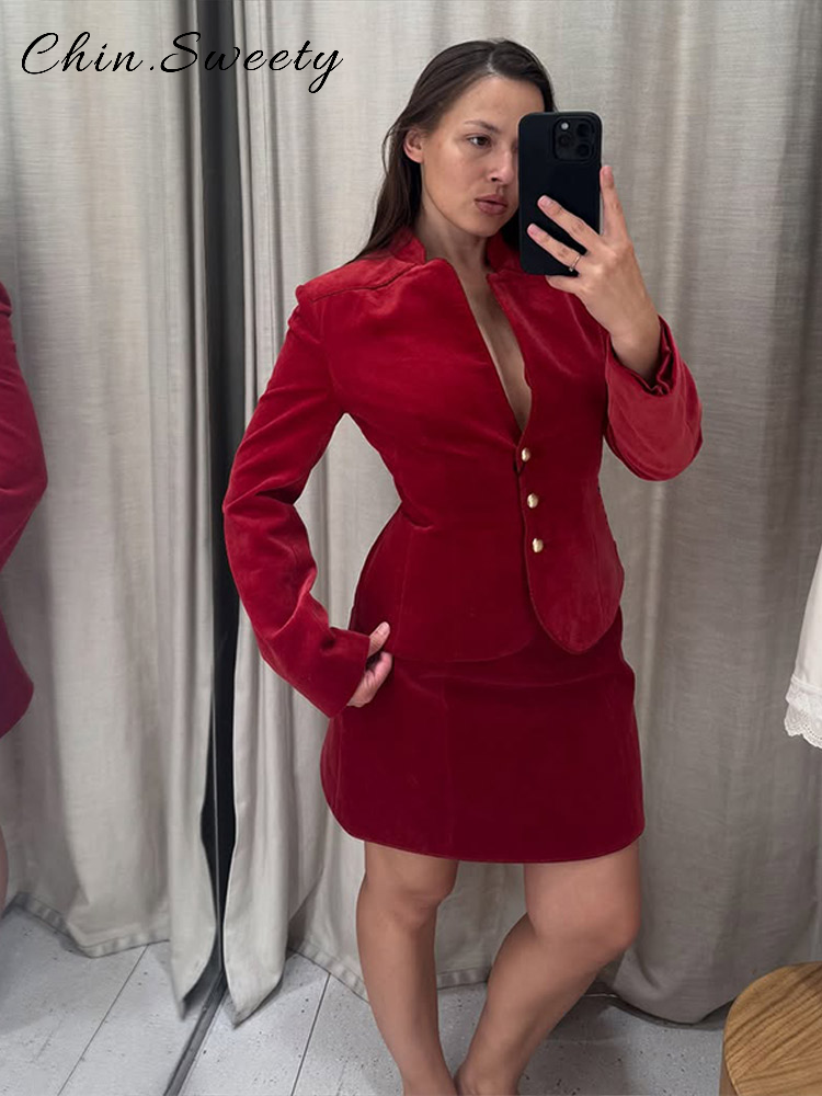 Ensemble élégant pour femme : Manteau en velours rouge à col montant et manches longues, taille cintrée, et mini-jupe ajustée aux hanches, collection 2026