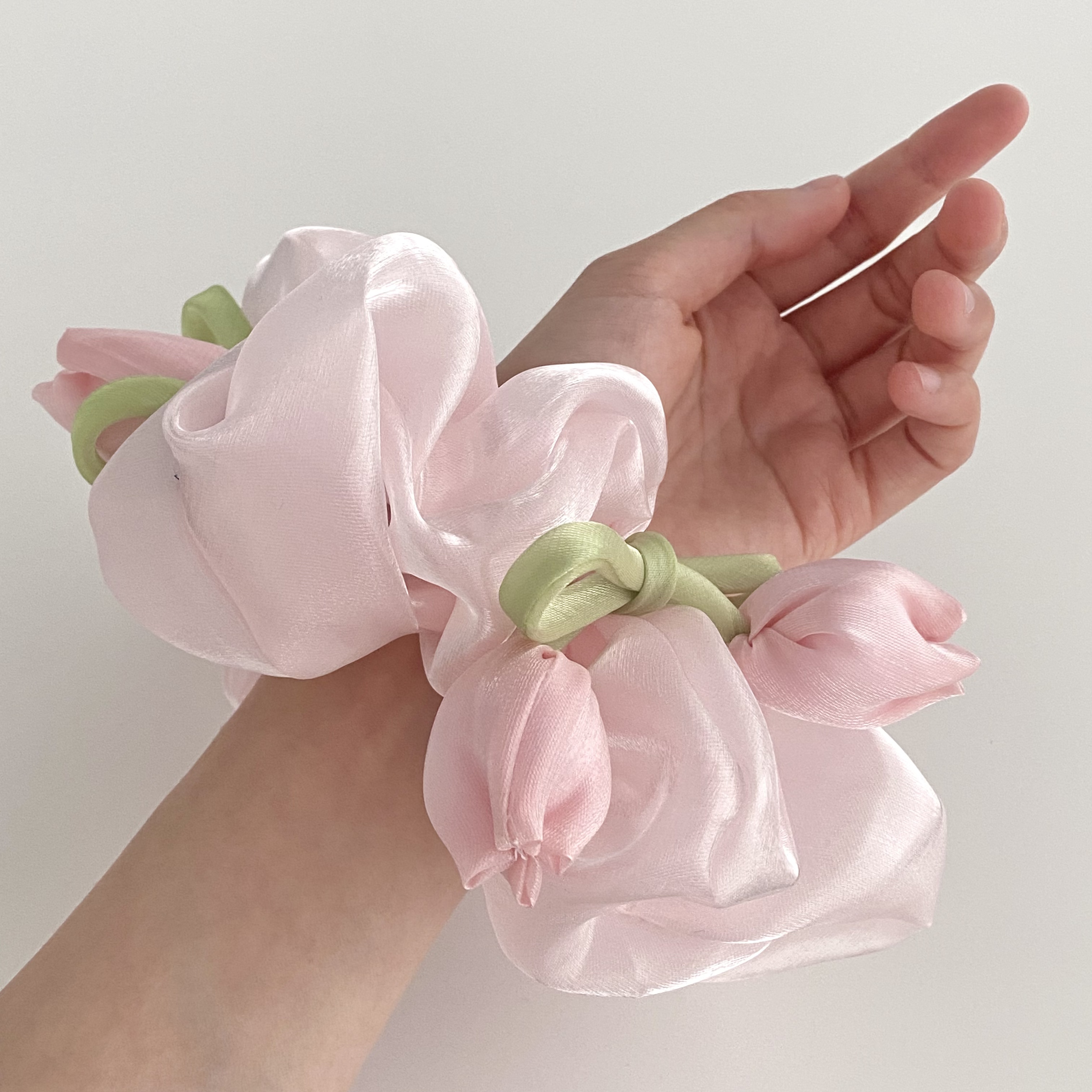1PC Chouchou en satin rose tulipe, élastique à cheveux floral élégant, accessoire capillaire romantique et soyeux pour femme