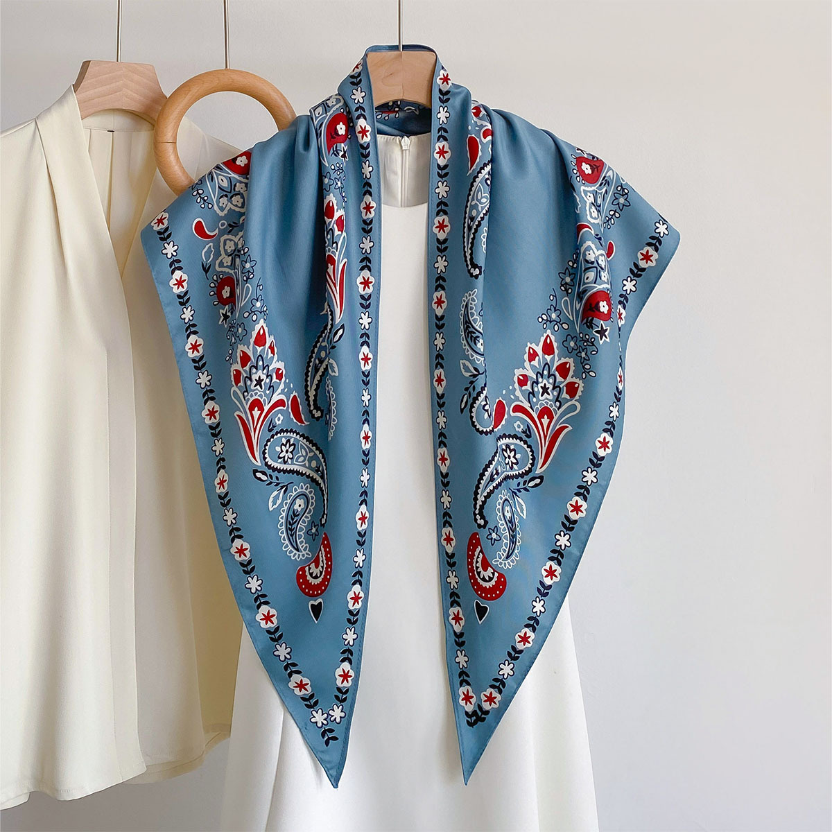 Nouveau Foulard Triangle en Satin Lisse, Imprimé Motif Paisley Classique, pour Femme, Bandana Tendance, Châle, Écharpe de Cou, pour le Bureau