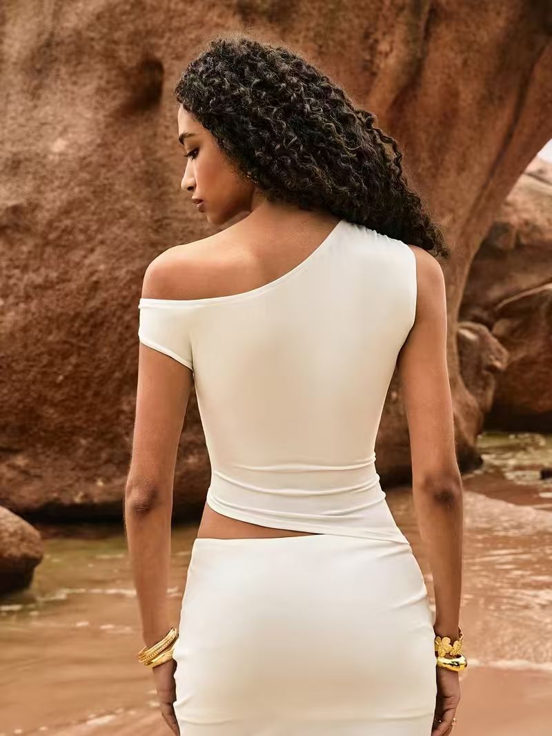 Top court pour femme, couleur unie, décoration métallique, col asymétrique, coupe ajustée, veste sans manches