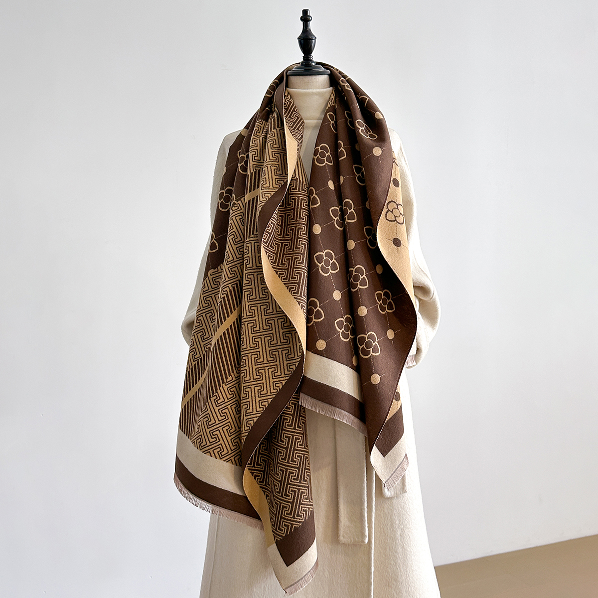 Châle d'hiver en cachemire de marque de luxe pour femmes, motif Allover Vintage imprimé avec des glands, enveloppe Pashmina et Bandana, 2025