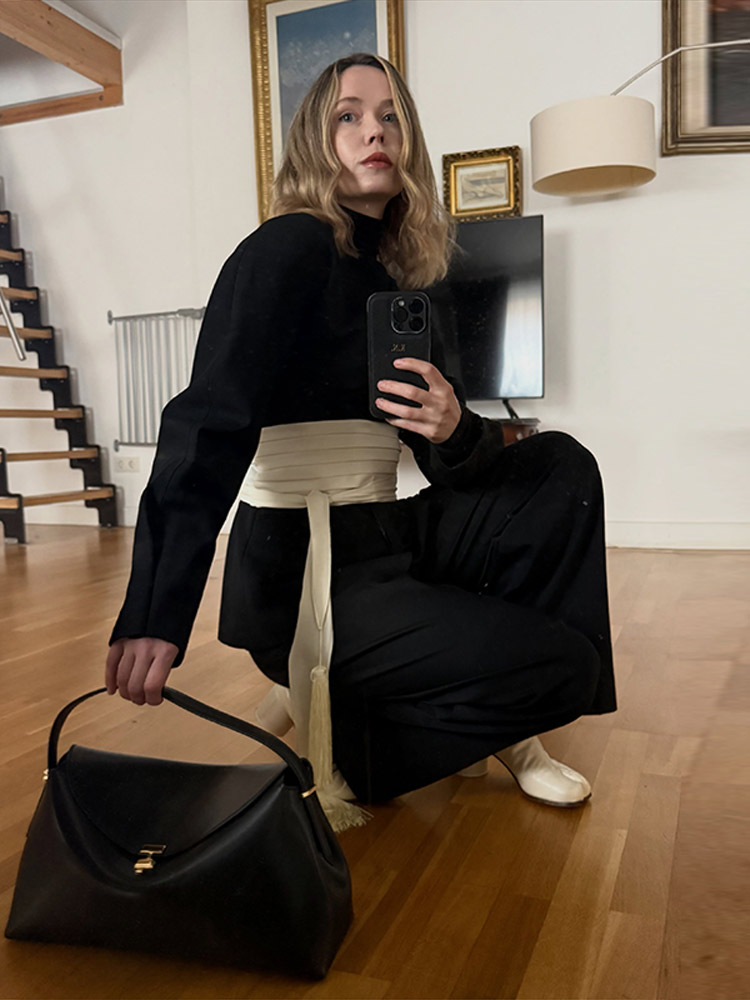 Écharpe en satin unie à longues franges, légère et chic, pour femmes, polyvalente, élégante, style vintage, tendance urbaine, printemps-automne 2026.
