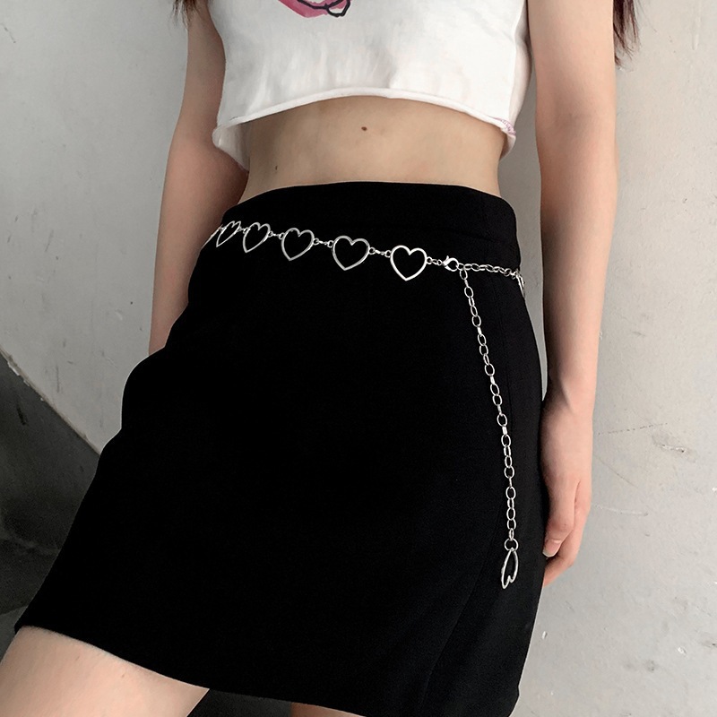Ceinture chaîne cœur tendance pour femme, ceinture ajustable argentée à taille haute, longueur 110 cm, modèle de créateur avec chaîne à pompons