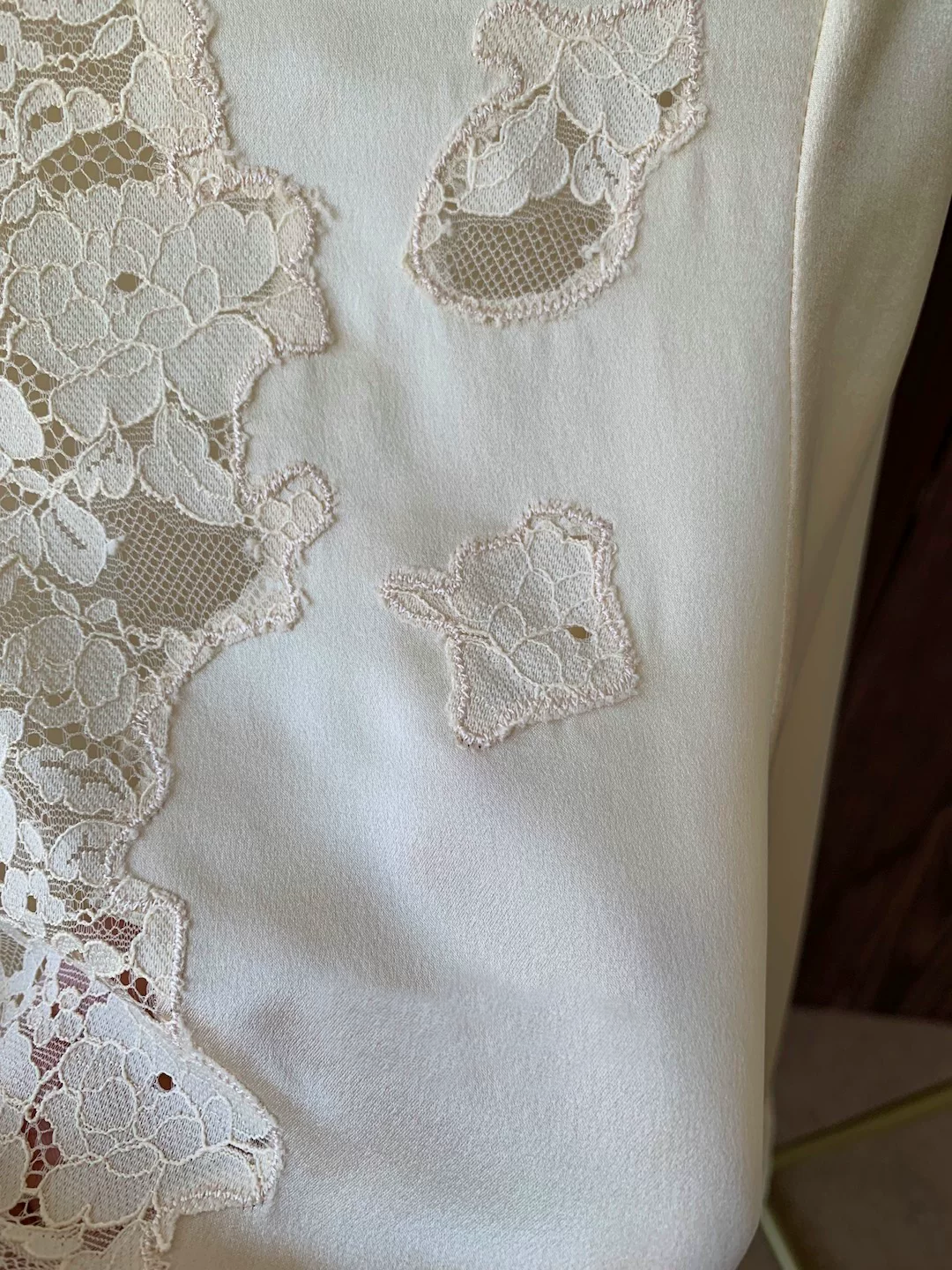 Chemisier élégant pour femme 100 % soie style français 2026 avec broderie en dentelle, col rond, manches longues et simple boutonnage