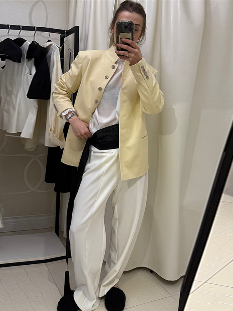 Écharpe en satin unie à longues franges, légère et chic, pour femmes, polyvalente, élégante, style vintage, tendance urbaine, printemps-automne 2026.