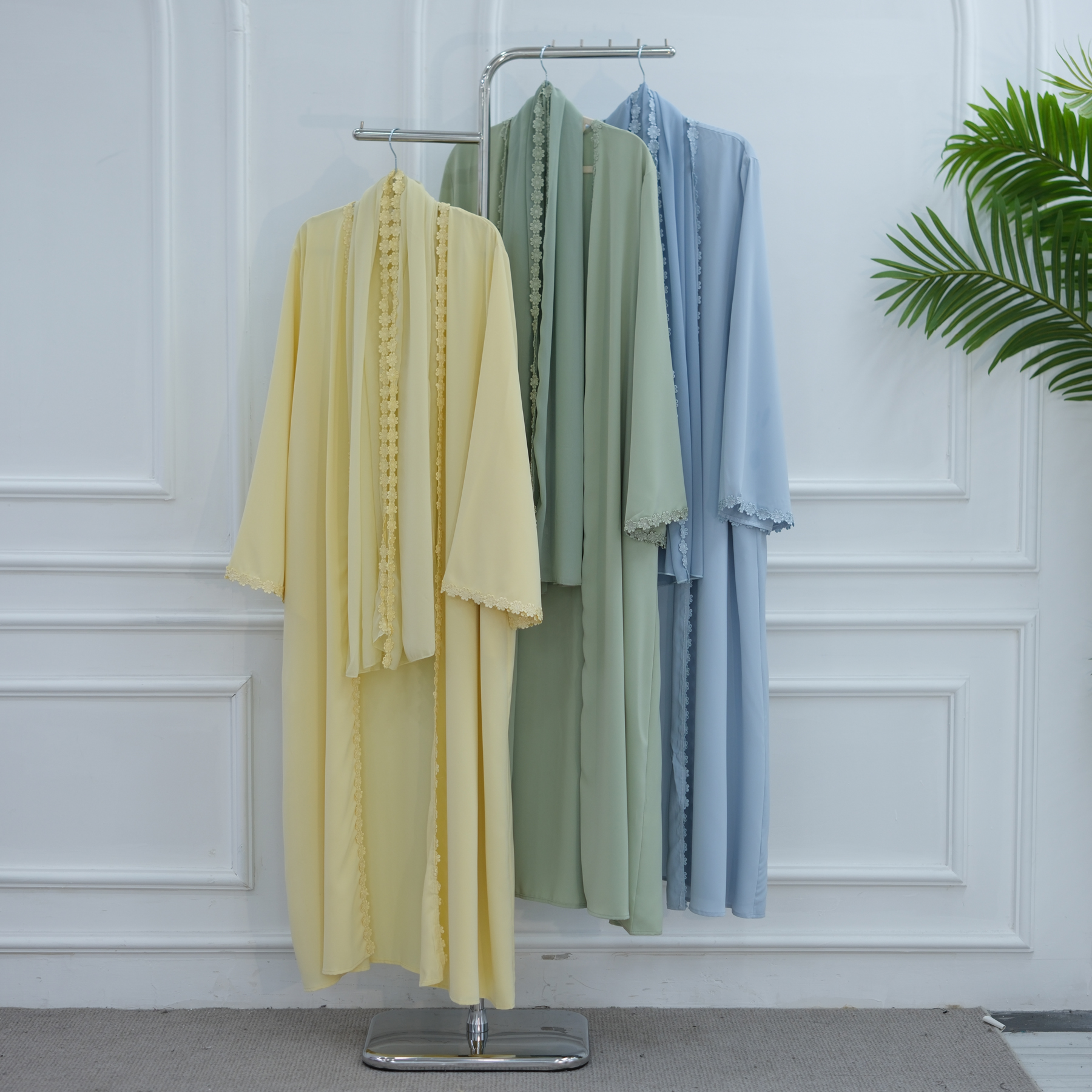 Abaya musulmane pour femmes avec accent floral en dentelle d'été, avec châle hijab, pour soirée, fête, Eid, vêtements islamiques - Coupe régulière, poches latérales