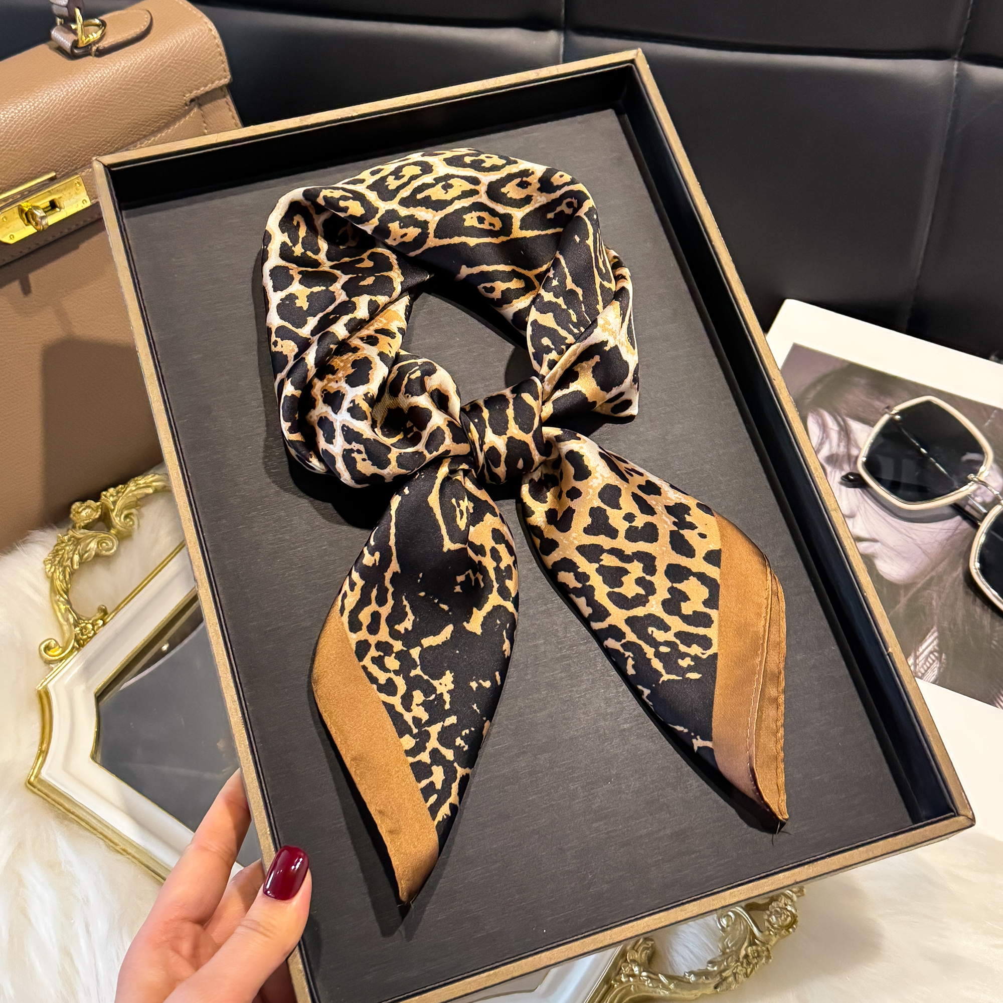 Écharpe carrée de luxe à imprimé léopard, bandana en satin doux, foulard vintage coupe-vent, châle en imitation soie, serviette de plage de voyage